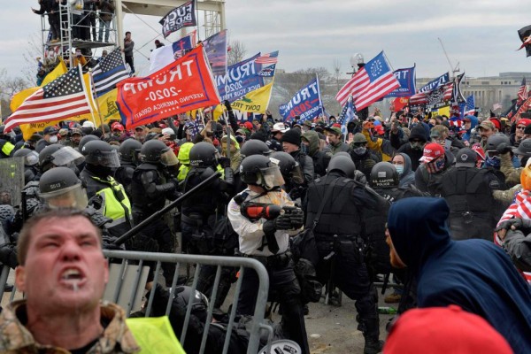 Invadieron escritorios y flamearon la bandera confederada: el caos en el Capitolio