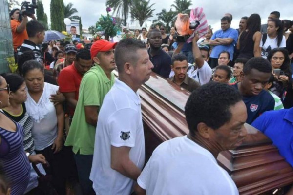 Entierran al periodista Víctor Fúnez entre lágrimas y pesar en La Ceiba