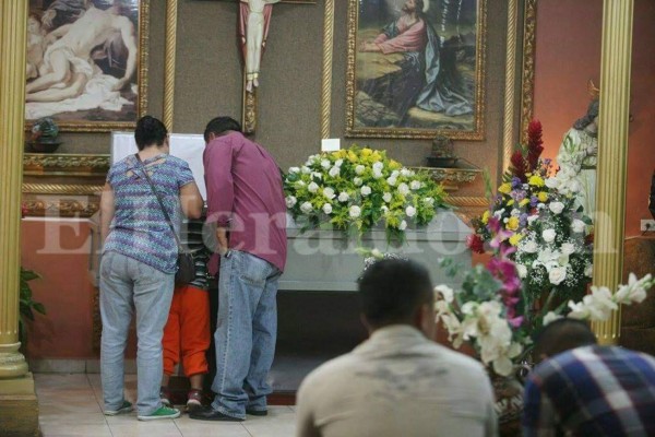 Entre dolor y conmoción velan a estudiante de Sociología