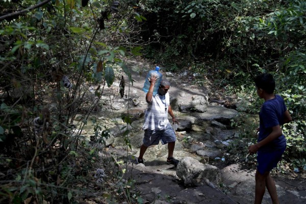 FOTOS: Sin luz ni agua, así vivieron seis días los venezolanos en medio de la crisis