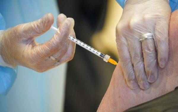 Una persona recibe la vacuna contra el coronavirus en Roma el 10 de marzo del 2021. (AP Photo/Andrew Medichini, file)