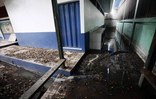 Aguas negras inundan los baños del Instituto Jesús Milla Selva, condición insalubre para los alumnos.