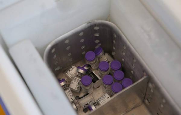 Dosis de la vacuna contra COVID-19 están en una hielera antes de ser administradas a trabajadores de la salud en la base militar de Querétaro, México, el jueves 24 de diciembre de 2020. (AP Foto/Ginnette Riquelme).