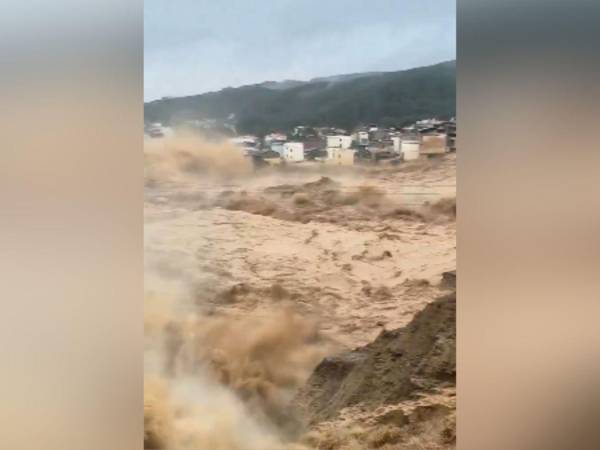 China sufre el azote de tormentas y desprendimientos de tierra con 38 fallecidos, mientras el sureste se mantiene en alerta por el supertifón Bavi.