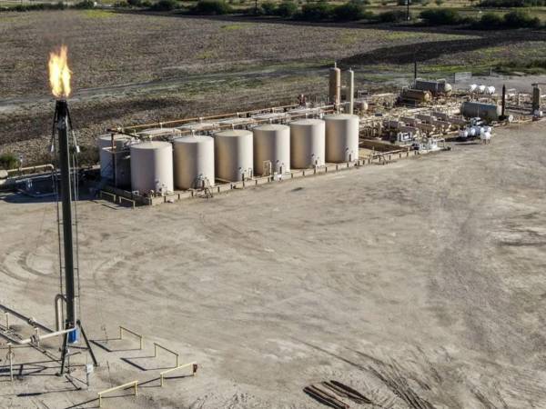 Petróleo de Texas se dispara un 4,78 % tras anunciar Trump fin del alto el fuego con Irán.