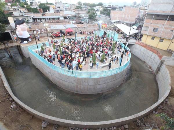Gracias al apoyo del Banco de Desarrollo de Alemania y la AMDC, se construyó canalización, muros de contención y plaza recreativa para la comunidad.