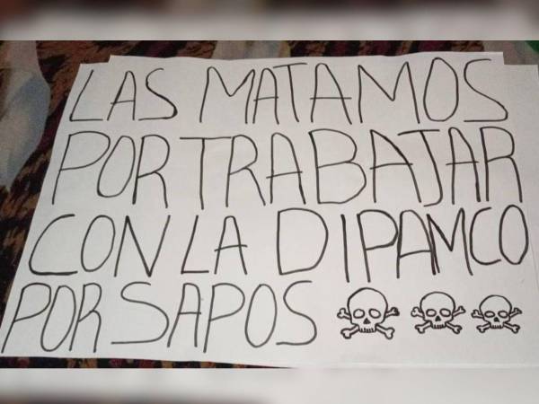 Rótulo que habrían dejado los presuntos asesinos en la escena.