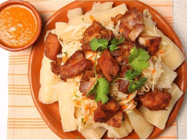 Yuca con Chicharrón, un delicioso platillo típico que puede disfrutarse durante almuerzos o cenas.