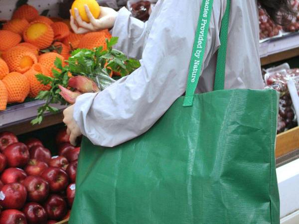 Al menos seis personas murieron y más de veinte se infectaron tras consumir ensaladas y pastas preparadas contaminadas con Listeria monocytogenes.