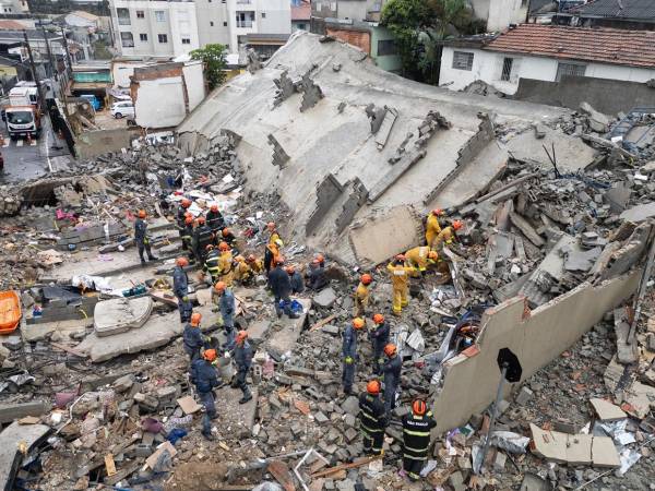 Al menos dos mujeres murieron este sábado tras el colapso de un edificio en construcción sobre una casa en la que vivían una decena de personas de origen boliviano, en la ciudad brasileña de São Paulo, informaron fuentes oficiales.