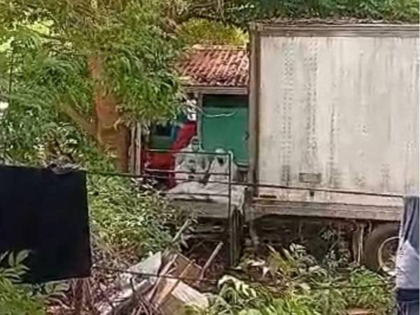 En la imagen se observa a personal forense presuntamente trabajando al aire libre.