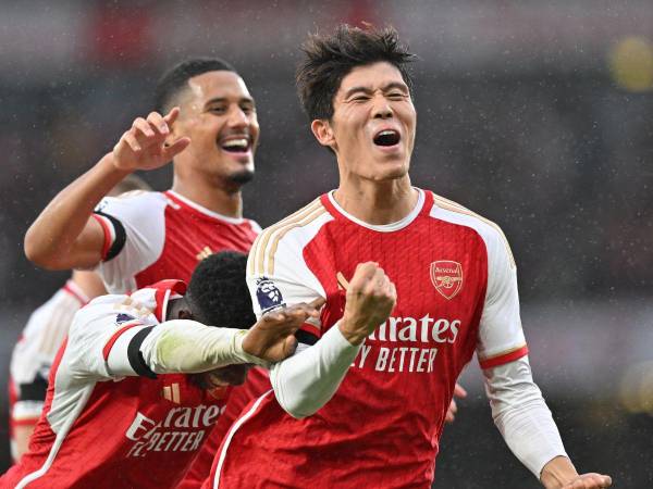 El nipón, Takehiro Tomiyasu, celebró su gol de último minuto contra el Sheffield cerrando el juego 5-0.