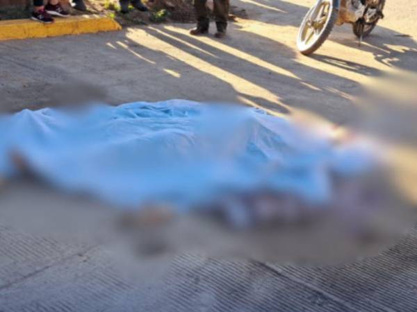 El cuerpo de la víctima quedó tendido en plena vía pública.