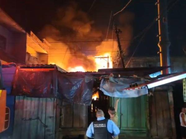 En horas de la madrugada de este martes, un voraz incendio consumió decenas de negocios ubicados en la zona del mercado Galindo, en Comayagüela, dejando pérdidas cuantiosas y decenas de comerciantes afectados. Aquí las imágenes.