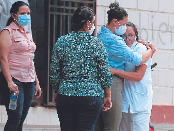 Compañeras de labores de la madre de Josué Aguilar se solidarizaron con ella en el duro momento cuando lo retiraban de la morgue.