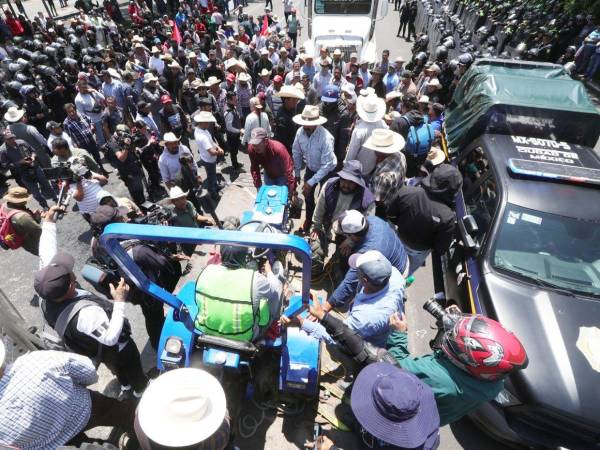 Protesta. Agricultores protestaron en las calles de Ciudad de México por los bajos precios de comercialización de sus productos y advirtieron que el descontento del campo podría intensificarse de cara a la próxima inauguración del Mundial de Fútbol de 2026 en México.