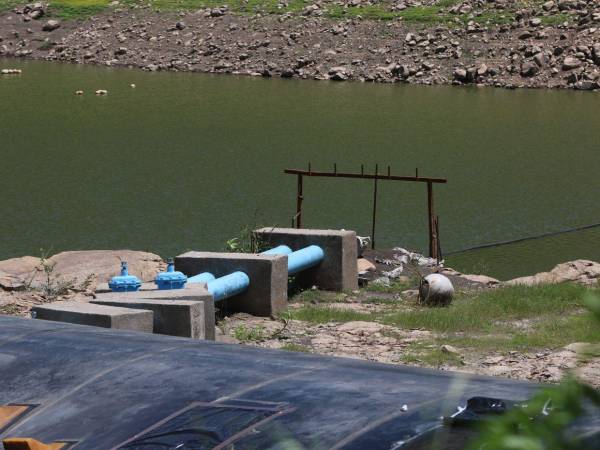 La crisis hídrica en la capital se intensifica con Los Laureles al 32.37% y reportes de menor caudal en las fuentes que alimentan el embalse.