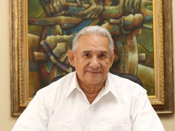 Valladares atendió a los medios de comunicación minutos previos de dirigirse al Congreso Nacional a entregar el listado de los 45 aspirantes a magistrados.