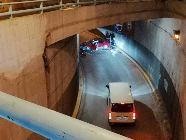 El automotor se cayó desde un nivel superior quedando en el fondo del paso a desnivel.