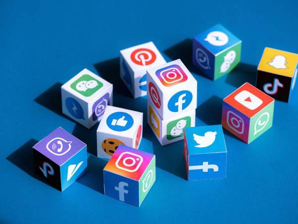 En los primeros puestos de la lista de apps que rastrean la mayor cantidad de datos en general figuran Facebook e Instagram, y otra app que no está disponible en Honduras, y más adelante aparece eBay, según un informe de la plataforma especializada en inteligencia artificial, AIPRM.