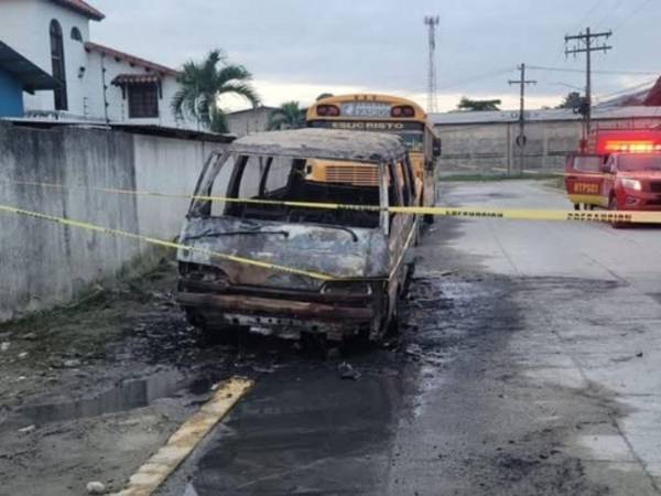 La madrugada de este lunes en la colonia Buenos Aires de San Pedro Sula, Cortés, un conductor fue encontrado desmembrado y completamente carbonizado dentro de un microbús. ¿Qué se sabe sobre este hecho dantesco?