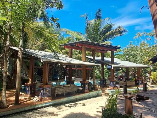 El Ministerio Público ejecutó este martes una serie de aseguramientos sobre bienes vinculados a una estructura criminal señalada de operar presuntos delitos de trata de personas en Roatán, Islas de la Bahía.