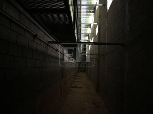 La cárcel de La Acequia, ubicada en Naco, Santa Bárbara, permanece abandonada desde 2017 y presenta daños visibles en sus estructuras, materiales y áreas de acceso, luego de casi una década sin concluir su construcción.