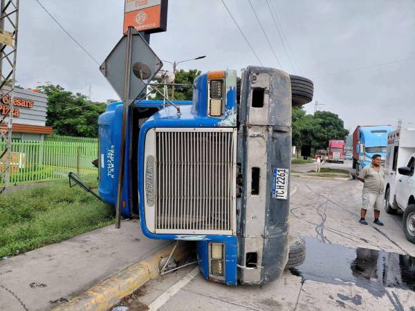 Una mujer falleció trágicamente en horas de la mañana de este viernes 02 de enero tras ser aplastada por el contenedor de una rastra que volcó en el bulevar del Este, a la altura del desvío hacia Lomas del Carmen, en una parada de autobuses, según informes preliminares.