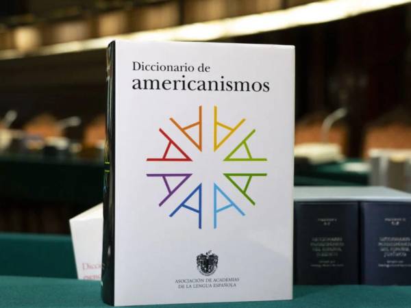 La primera edición del Diccionario de americanismos (2010) contiene 70,000 voces, lexemas complejos, frases y locuciones, y un total de 120,000 acepciones, que representan las palabras propias del español de América.