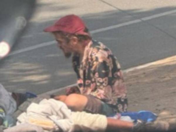 Tylor Chase deambula por las calles de Riverside, en California.