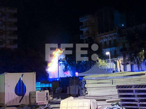 Esta deflagración de gas derivó en un incendio, por lo que los Bomberos de Barcelona continúaban trabajando en la zona para extinguir las llamas.