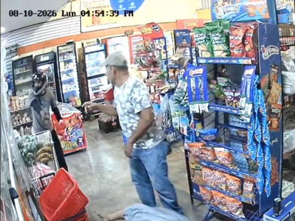 Roberto Chavarría, de gorra, fue la víctima mortal del asalto.