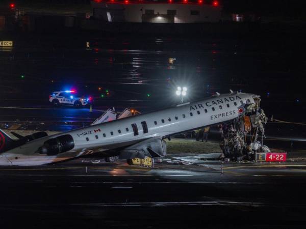 El accidente se produjo hacia las 23:40 hora local, cuando un vuelo de Jazz Aviation que operaba un vuelo de Air Canada impactó contra un vehículo de bomberos que acudía a atender otro incidente.