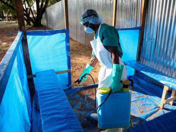 El brote de ébola en el este de la República Democrática del Congo (RDC) ha provocado al menos 131 muertes sospechosas y 513 casos también sospechosos de la enfermedad, informó el Gobierno congoleño, que anteriormente había cifrado en 116 el número de fallecidos. Aquí algunas imágenes de cómo se están tomando medidas ante la rapidez del brote de ébola.