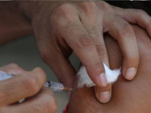 La Secretaría de Salud reiteró el llamado a padres y madres de familia para vacunar a los niños contra el sarampión desde los seis meses de edad y completar el esquema de inmunización.