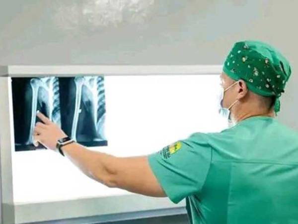 Elmer Castro, el delivery de 20 años de edad, que fue herido por Juan Carlos Urbina Rosales, conocido como El Burro durante un asalto el pasado viernes -31 de octubre- en la ciudad de San Pedro Sula, brindó su testimonio tras haber permanecido con una bala en su cuerpo por más de 24 horas.