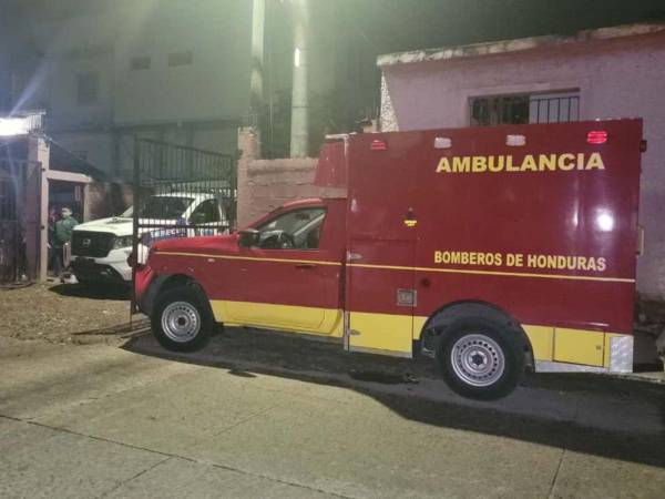 Una ambulancia de los bomberos llegó a la zona y confirmaron el fallecimiento del hombre.