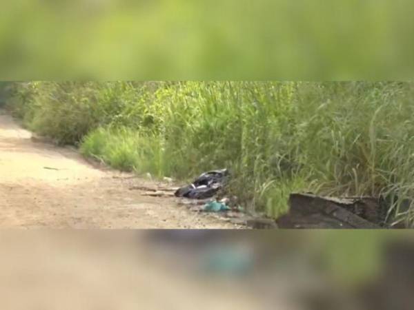 El cuerpo embolsado estaba a la orilla de una polvorienta calle.