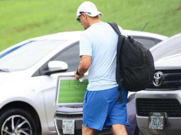 Fantasma Figueroa llegó al entrenamiento y no atendió a los medios de comunicación.