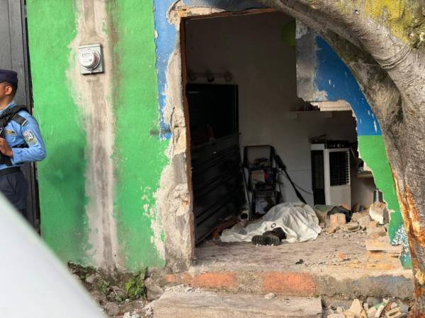 El carro embistió violentamente a don Wilfredo Andino y luego se introdujo en la casa, provocándole la muerte al instante.