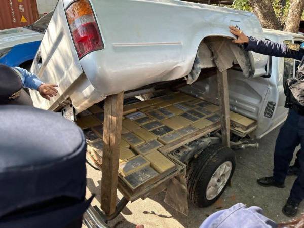 Bajo la cabina de un vehículo tipo pickup trataban de transportar 82 paquetes rectangulares, con un peso aproximado de un kilo cada uno, de supuesta cocaína.