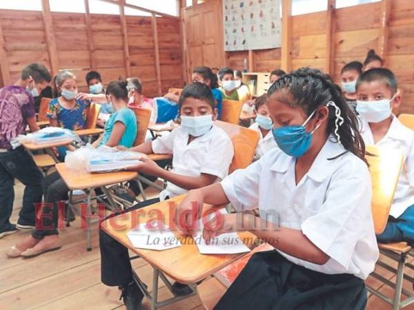 Docentes vacunados es uno de los requisitos para la semipresencialidad. Los estudiantes deben utilizar mascarilla.