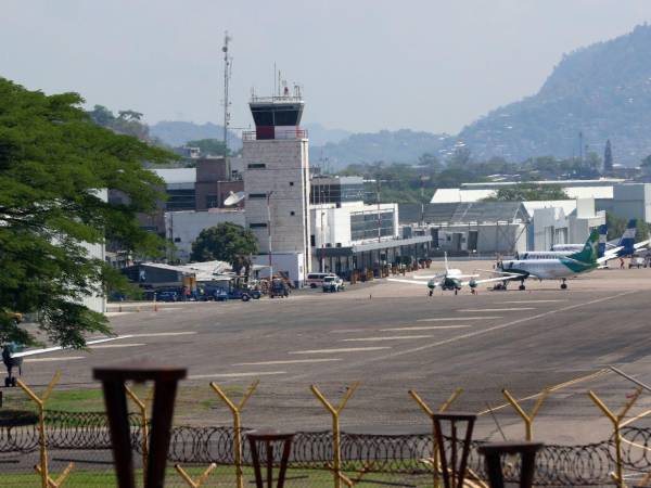 La Secretaría de Infraestructura y Transporte señala que el contrato con Palmerola impide operaciones internacionales en Toncontín, que seguirá como terminal nacional.