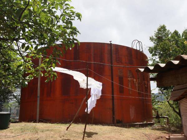 La falta de agua afecta a cinco sectores del Hato de Enmedio, una colonia donde residen unas 20,000 personas apróximadamente.