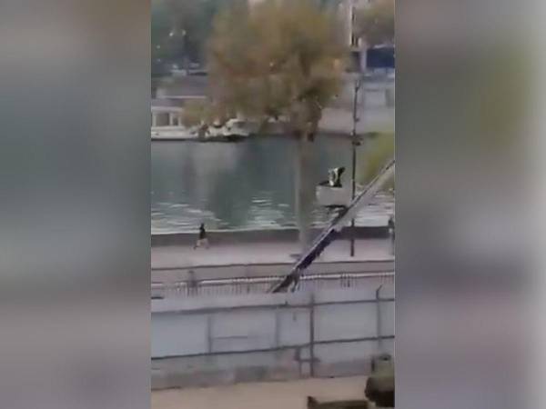 Impactantes imágenes del momento en que los ladrones descienden del Louvre con joyas robadas.