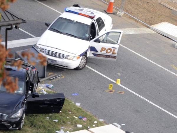 La escena del crimen es extensa y abarca unos tres hogares en el vecindario de Cedar Grove de Shreveport.