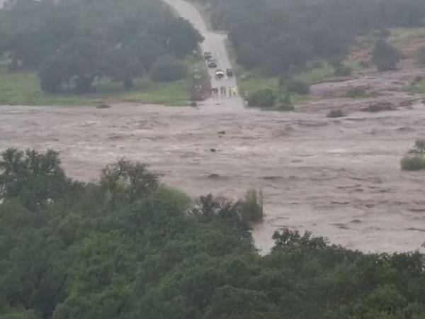 Los videos muestran como en pocos minutos el agua de las lluvias segó la vida de decenas de personas.