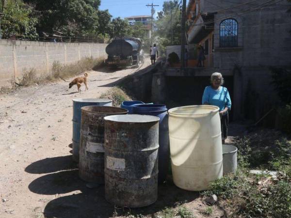 Vecinos del sector 7B de la colonia Villa Nueva, además de no contar el servicio de agua potable, corren el riesgo que las cisternas no estén abastecidas y en consecuencia, no les vendan el vital líquido.