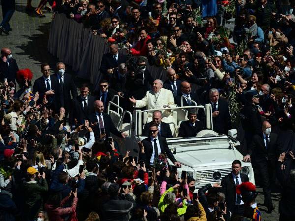 El papa Francisco saluda a los fieles al final de la misa del Domingo de Ramos.