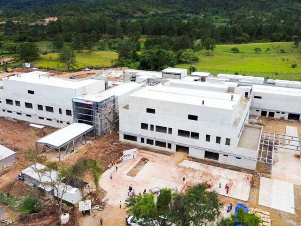 Las autoridades del gobierno realizaron una supervisión de los avances en la construcción del hospital de Salamá, Olancho.